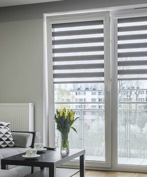 Rolety Den noc v obývacím pokoji-moderní interiér Praha Rolety Den noc v obývacím pokoji-moderní interiér Praha